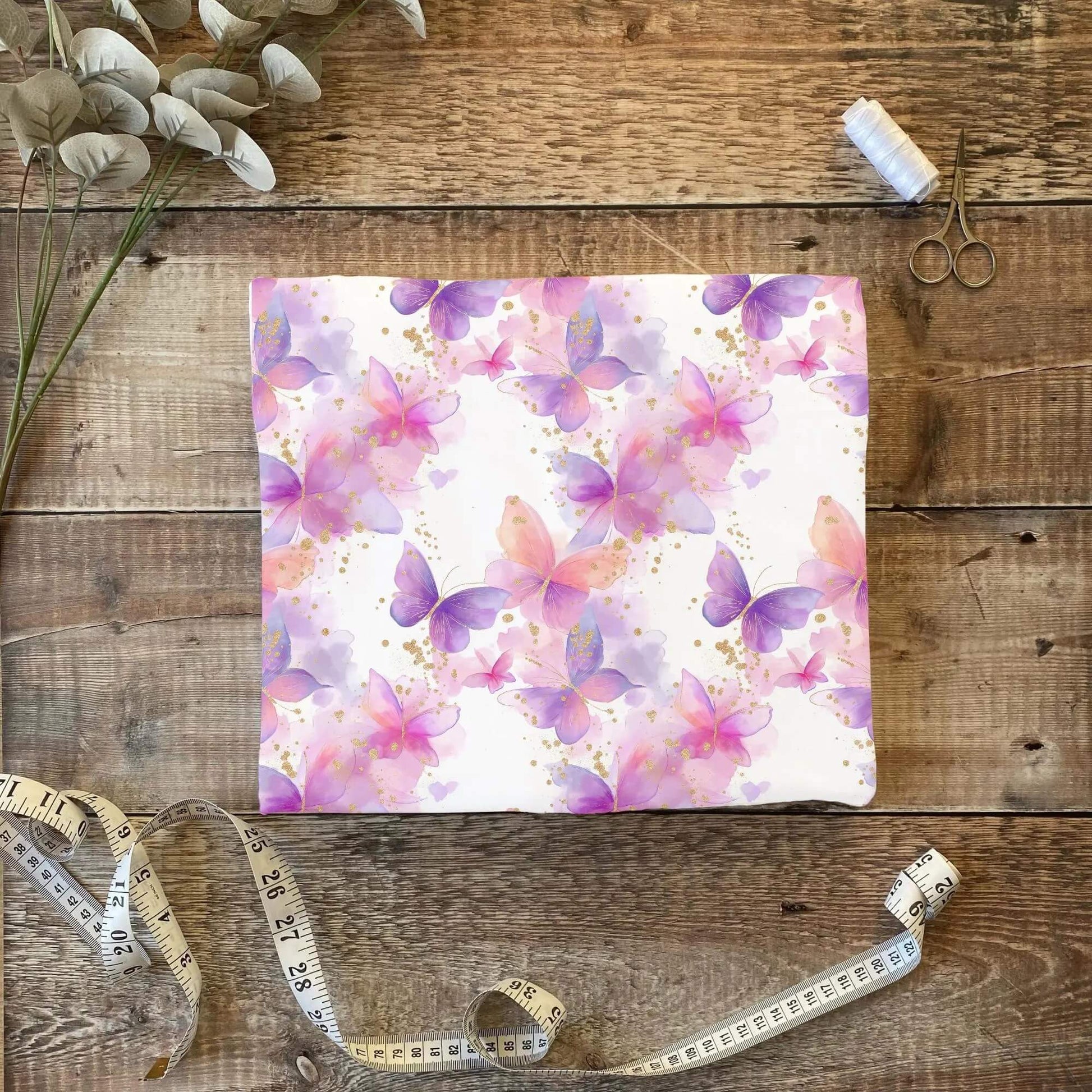 „Jersey Kinderstoff mit Schmetterlingsmotiv – OEKO-TEX zertifiziert & liebevoll illustriert“