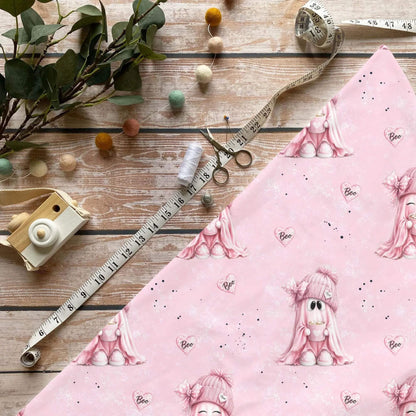 Pink Boo Stoffbündel Nähzubehör heller Holztisch