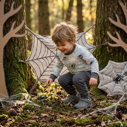 Spinnennetzfreunde Kinderpullover beim Spielen im Wald