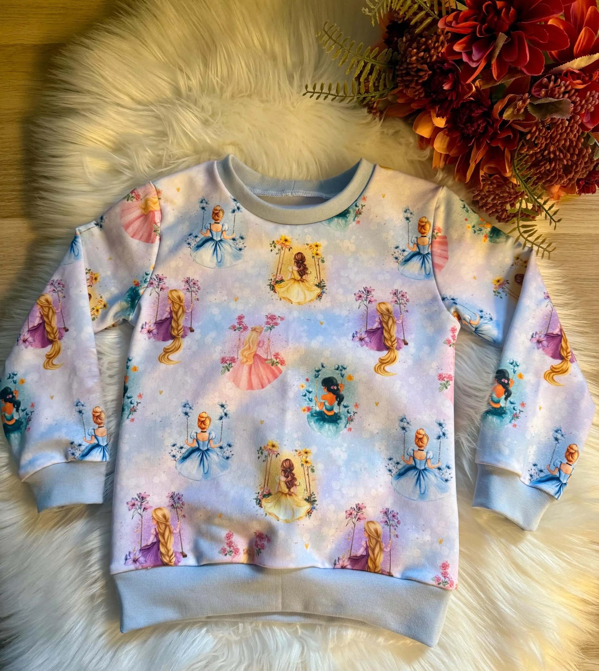 Gesamtansicht des Pullovers mit vollständigem Design.