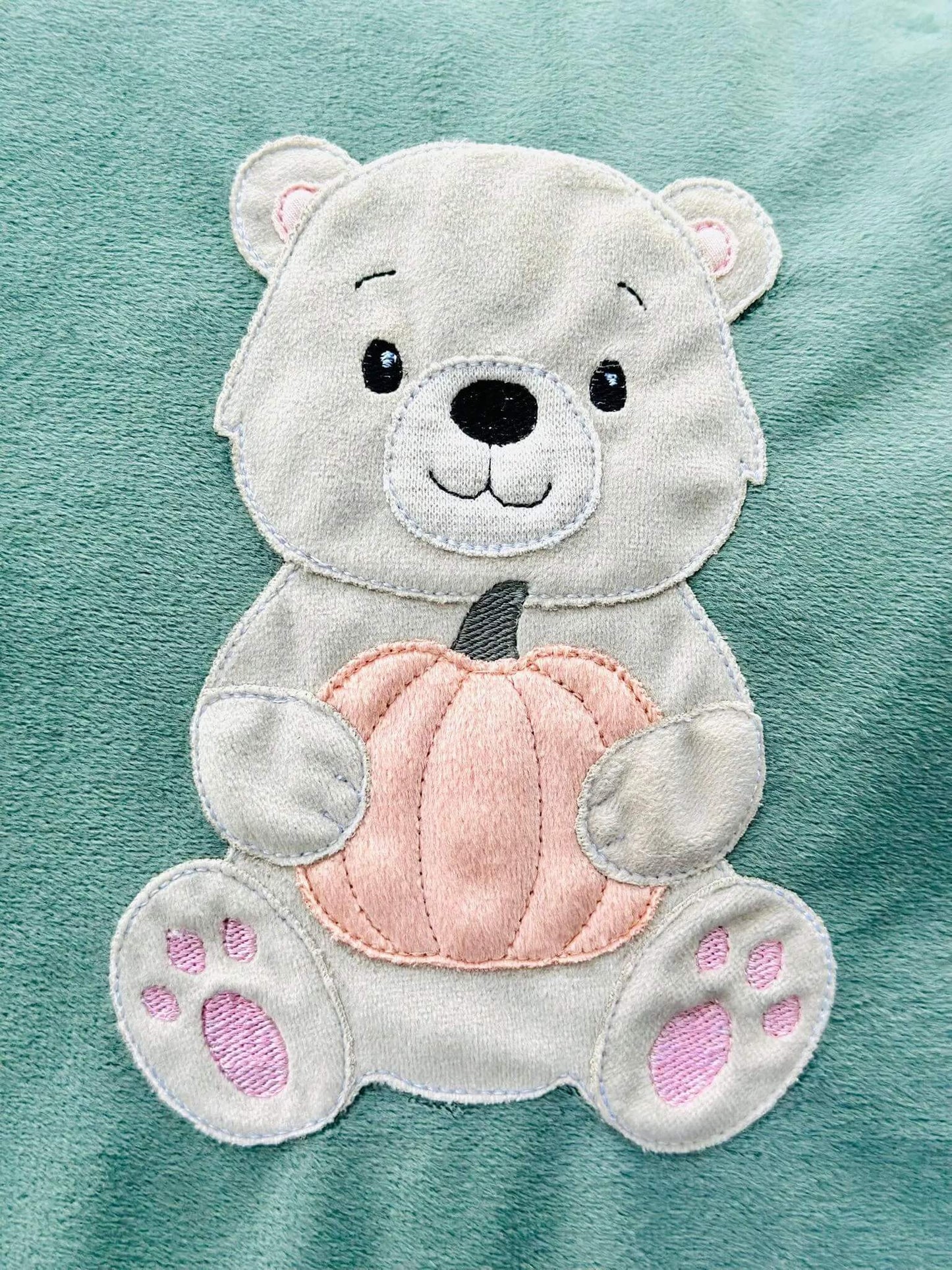 Digitale Stickdatei Bär mit Kürbis – verschiedene Groessen und Formate