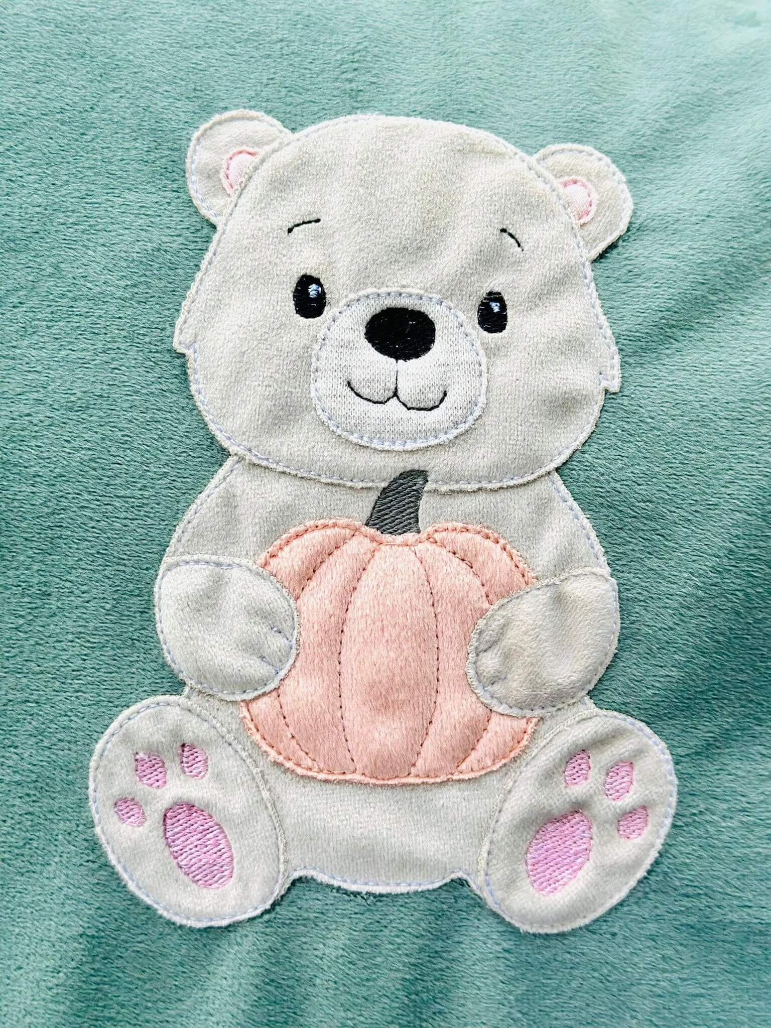 Digitale Stickdatei Bär mit Kürbis – verschiedene Groessen und Formate