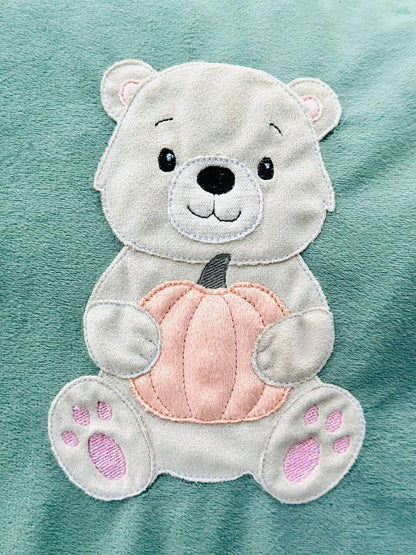 Digitale Stickdatei Bär mit Kürbis – verschiedene Groessen und Formate