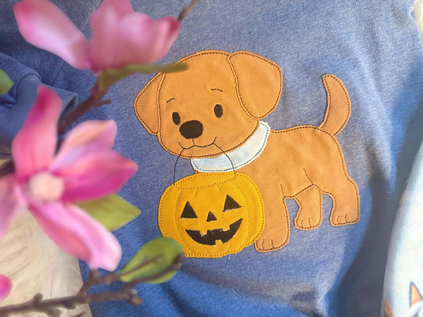 Hund Stickmuster mit Kürbis – perfekt für kreative Handmade Kleidung