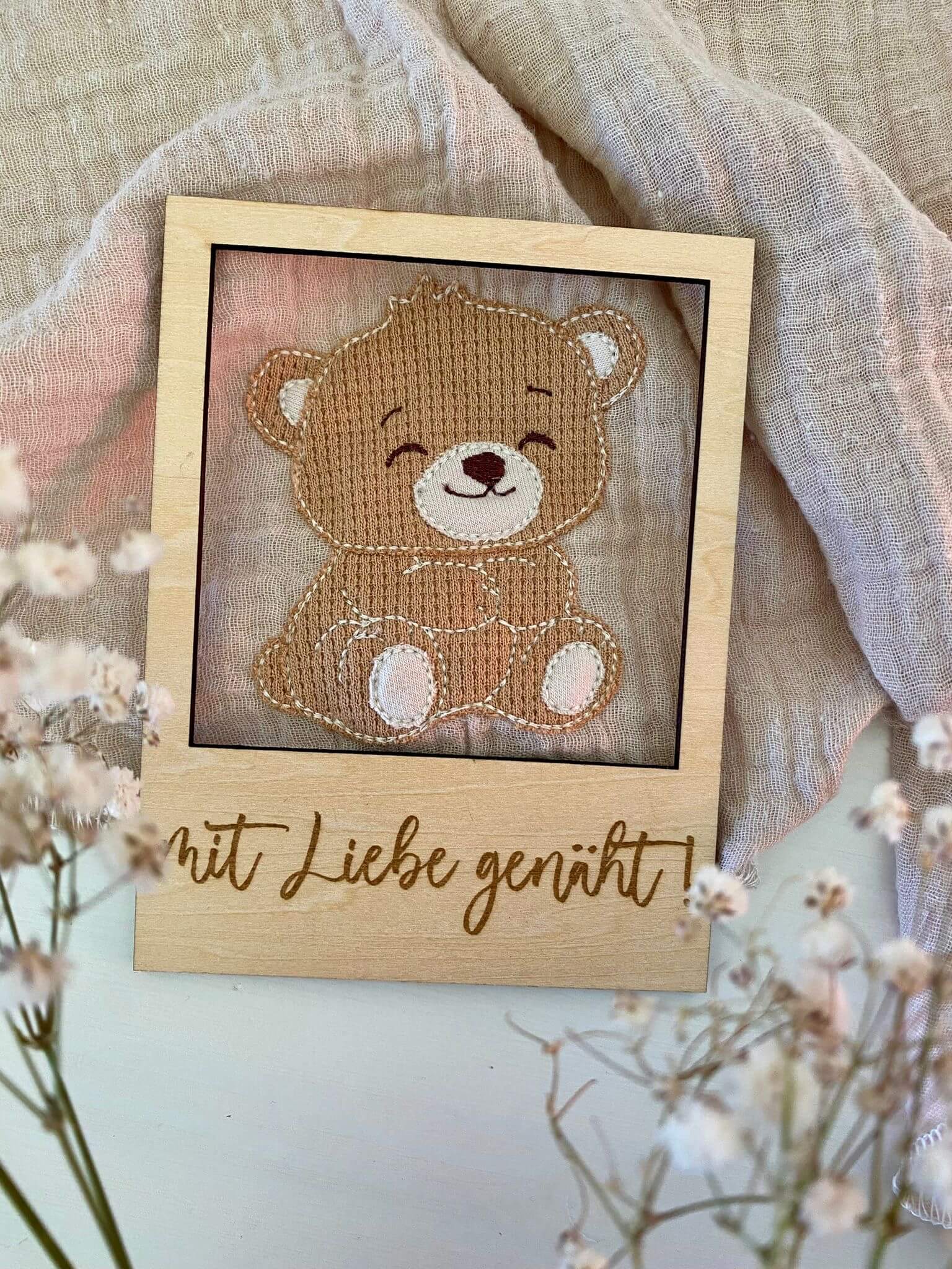 Jetzt wird’s kuschelig – hochwertiger Kinderstoff mit Stickdatei Bär und Label für Babyprodukte