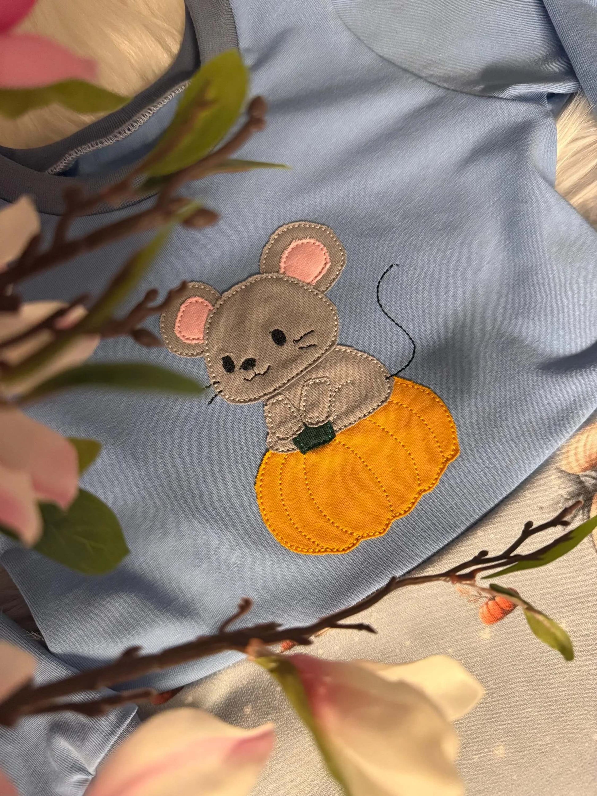 Niedliche Maus Stickmotiv – ideal für herbstliche Kinderkleidung
