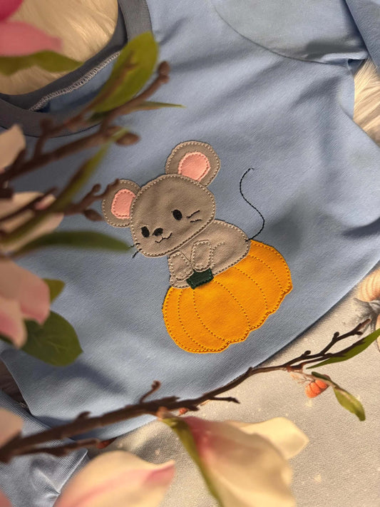 Niedliche Maus Stickmotiv – ideal für herbstliche Kinderkleidung