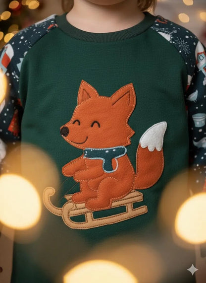 Winterlicher Fuchs auf Schlitten – Stickmotiv für Kinderkleidung