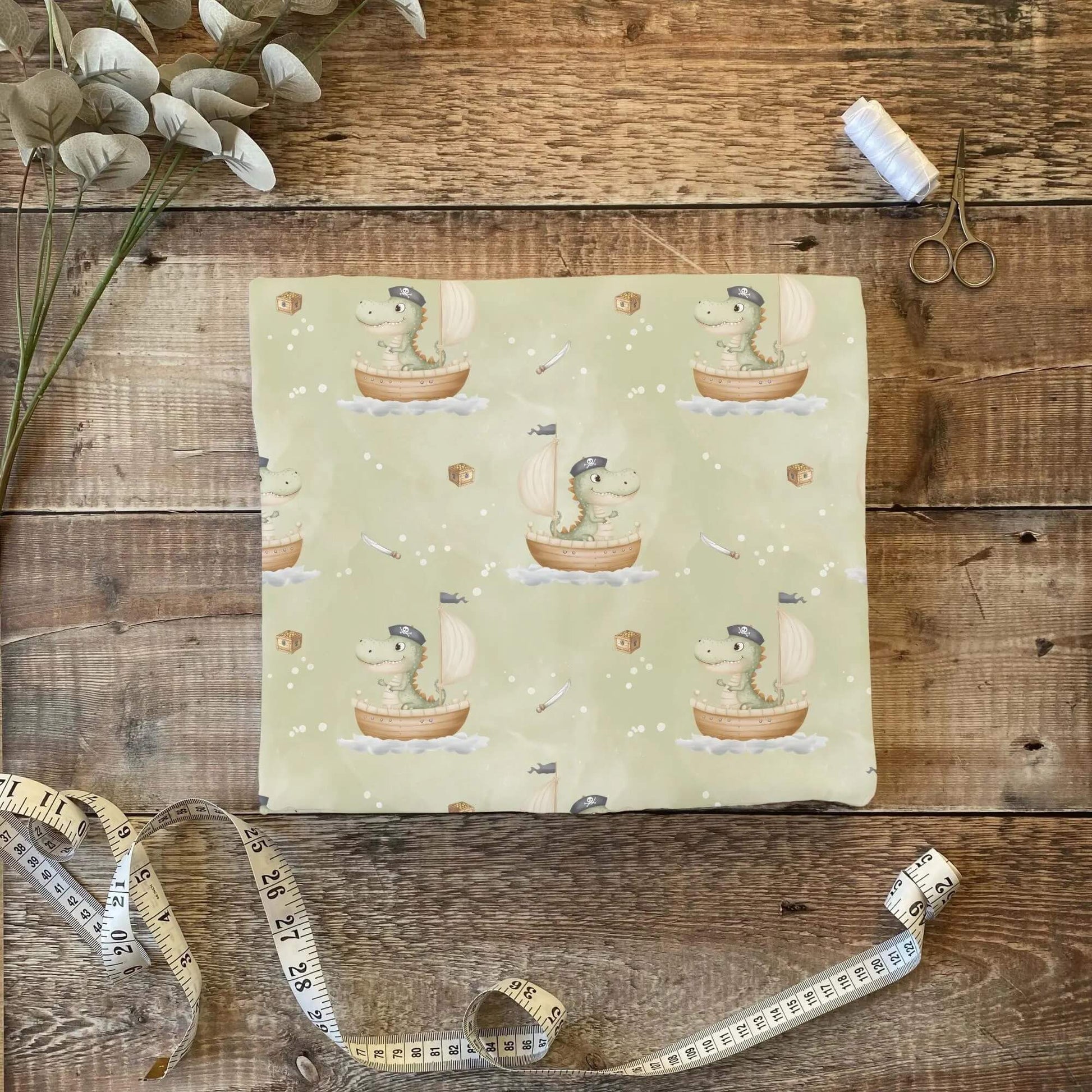 Kinderstoff mit Piraten-Dino als 0,5m Sofortkauf Lagerware