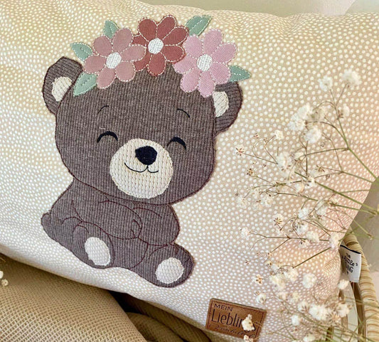 Stickdatei Bär mit Blumen für Babykleidung – digitaler Download