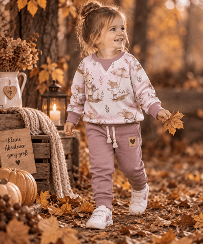 Kinderstoff Häschen im Blütenregen Mädchen Herbstspaziergang