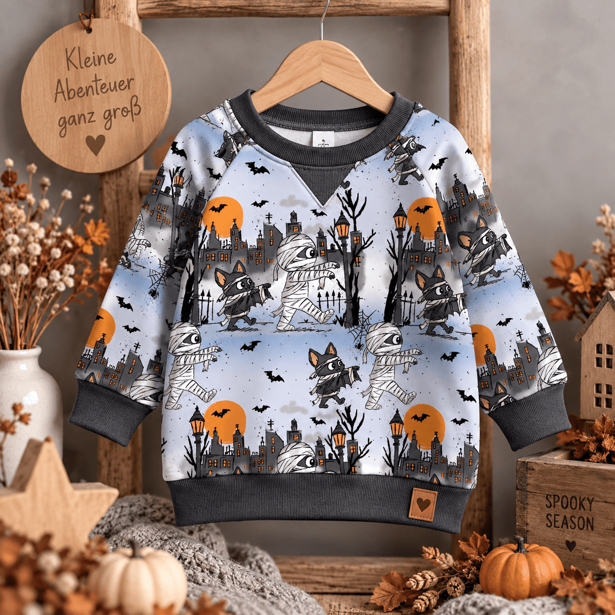 Mumiennacht vernäht zu Sweatshirt und Jogginghose Set, Kind trägt French Terry Pulli mit Mumie und Fledermaus Motiv, OEKO-TEX 100 Halloweenstoff