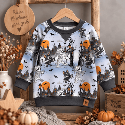 Mumiennacht vernäht zu Sweatshirt und Jogginghose Set, Kind trägt French Terry Pulli mit Mumie und Fledermaus Motiv, OEKO-TEX 100 Halloweenstoff