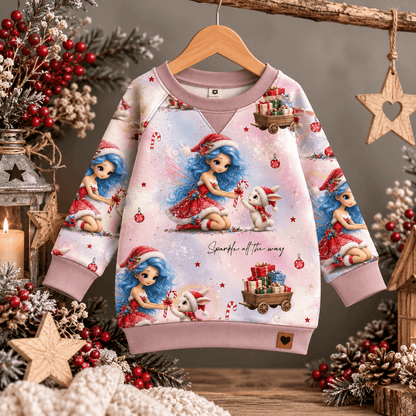 Winterliche Feenzauber Mädchenstoff vernäht zu Sweatshirt, Mädchen trägt French Terry Pulli mit Fee und Hase Motiv im Schnee, OEKO-TEX 100 Mädchenstoff