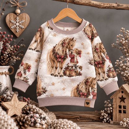 Winterliche Pferdeliebe Mädchenstoff vernäht zu Sweatshirt und Leggings Set, Kind trägt French Terry Pulli mit Mädchen und Pferd im Schnee Motiv, OEKO-TEX 100 Mädchenstoff