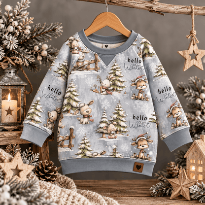 Winterfreunde vernäht zu Sweatshirt und Leggings Set, Kind trägt French Terry Pulli mit Pony, Lamm, Reh und Hase Motiv im Schnee, OEKO-TEX 100 Kinderstoff
