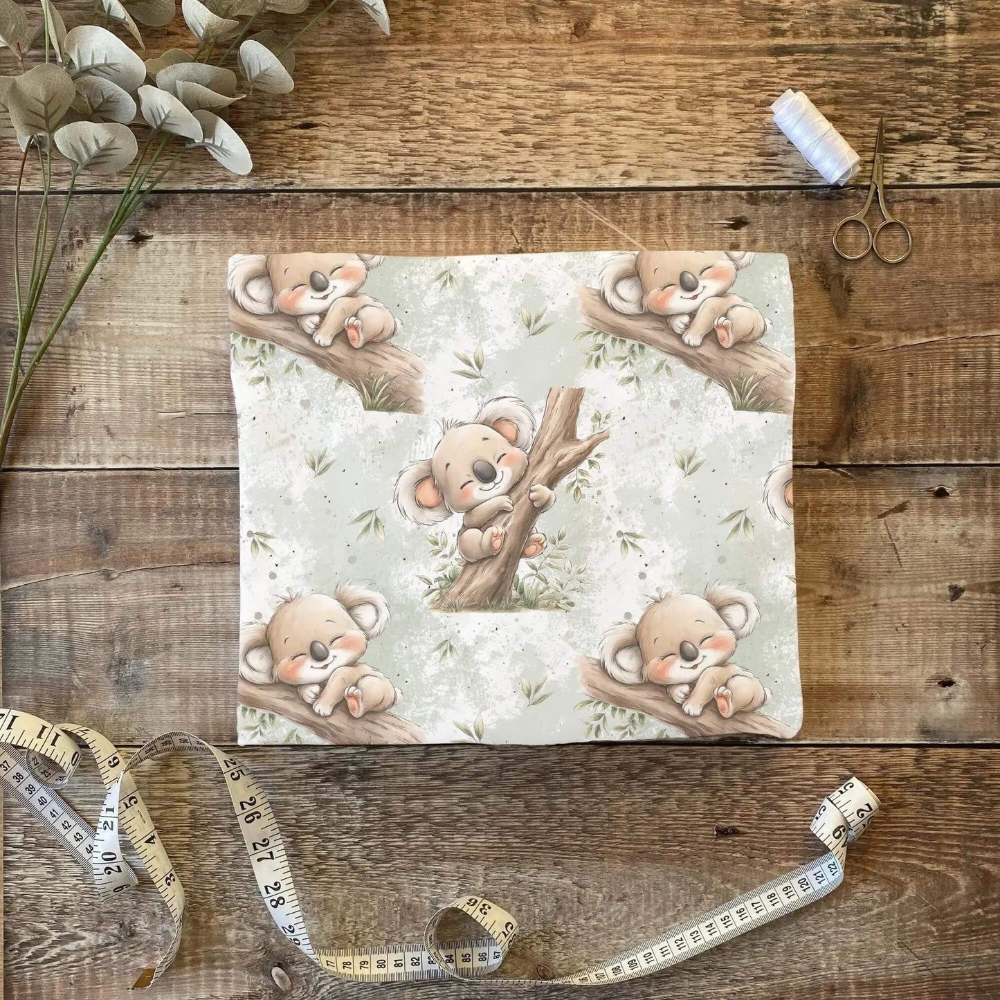 Koala Kuscheltraum Badestoff UV50+ – saisonaler Kinderstoff für Sommerprojekte
