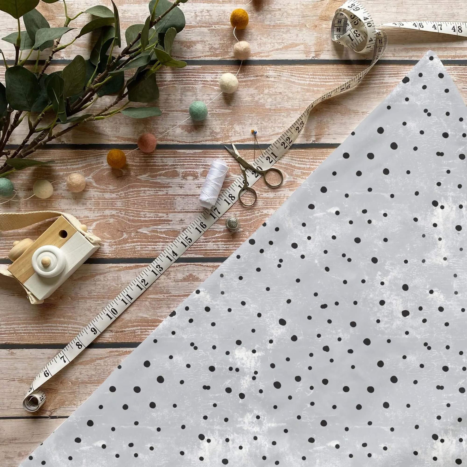 Kombi Grau mit Punkten – neutraler Kinderstoff als Meterware OEKO‑TEX 100
