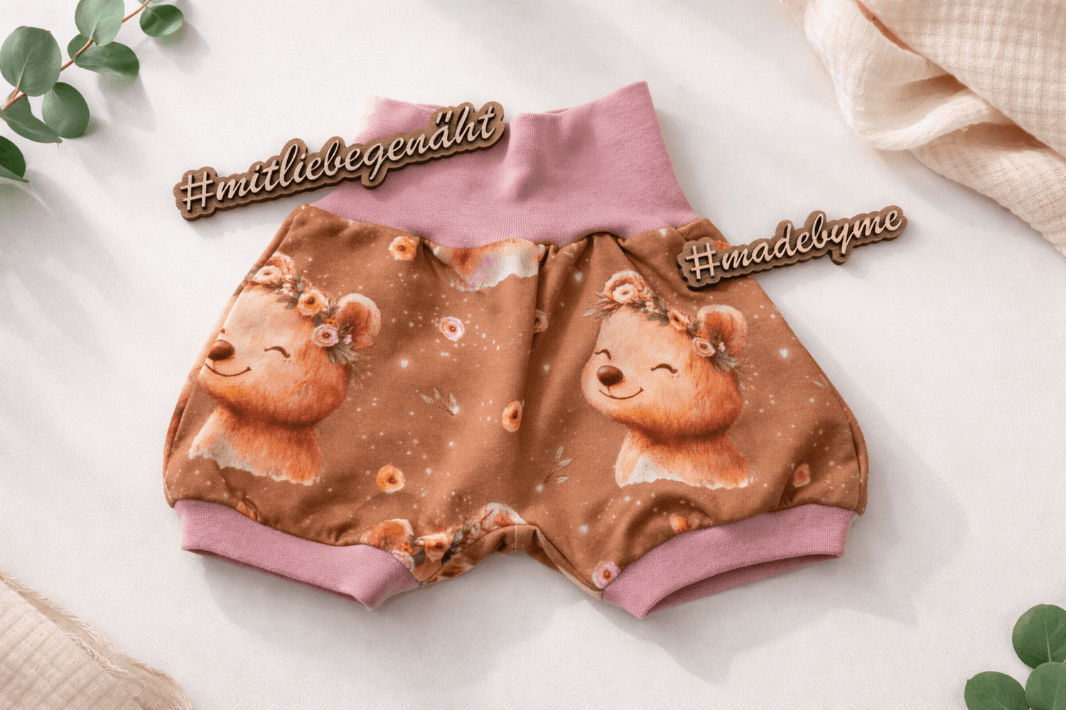 Babykleidung Handmade Hose kurz Bär Blumenkranz French Terry
