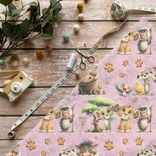 Löwe Rosa Baumwollstoff mit Tiermotiv und Pfoten auf rosafarbenem Hintergrund