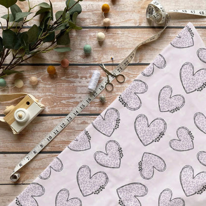 Leoherzen Kinderstoff Meterware mit Leo-Herzen Motiv in Flieder, OEKO-TEX 100 Jersey Mädchenstoff für Baby- und Kindermode