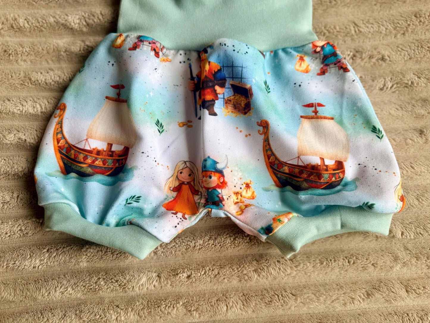 Grüne kurze Babyhose mit Wikinger Stoff
