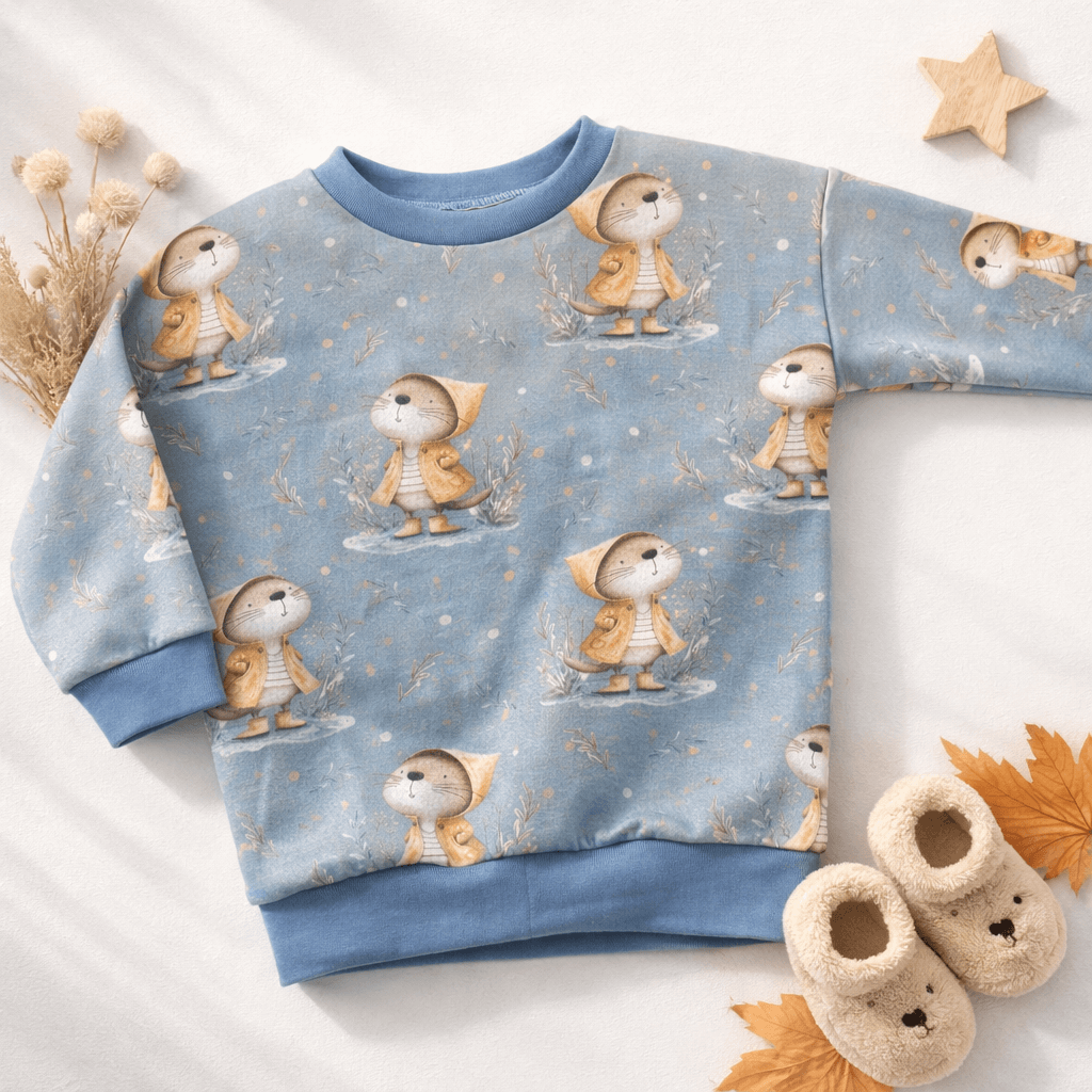 „Unisex Kinderpullover Otter im Regenmantel aus French Terry – handmade“