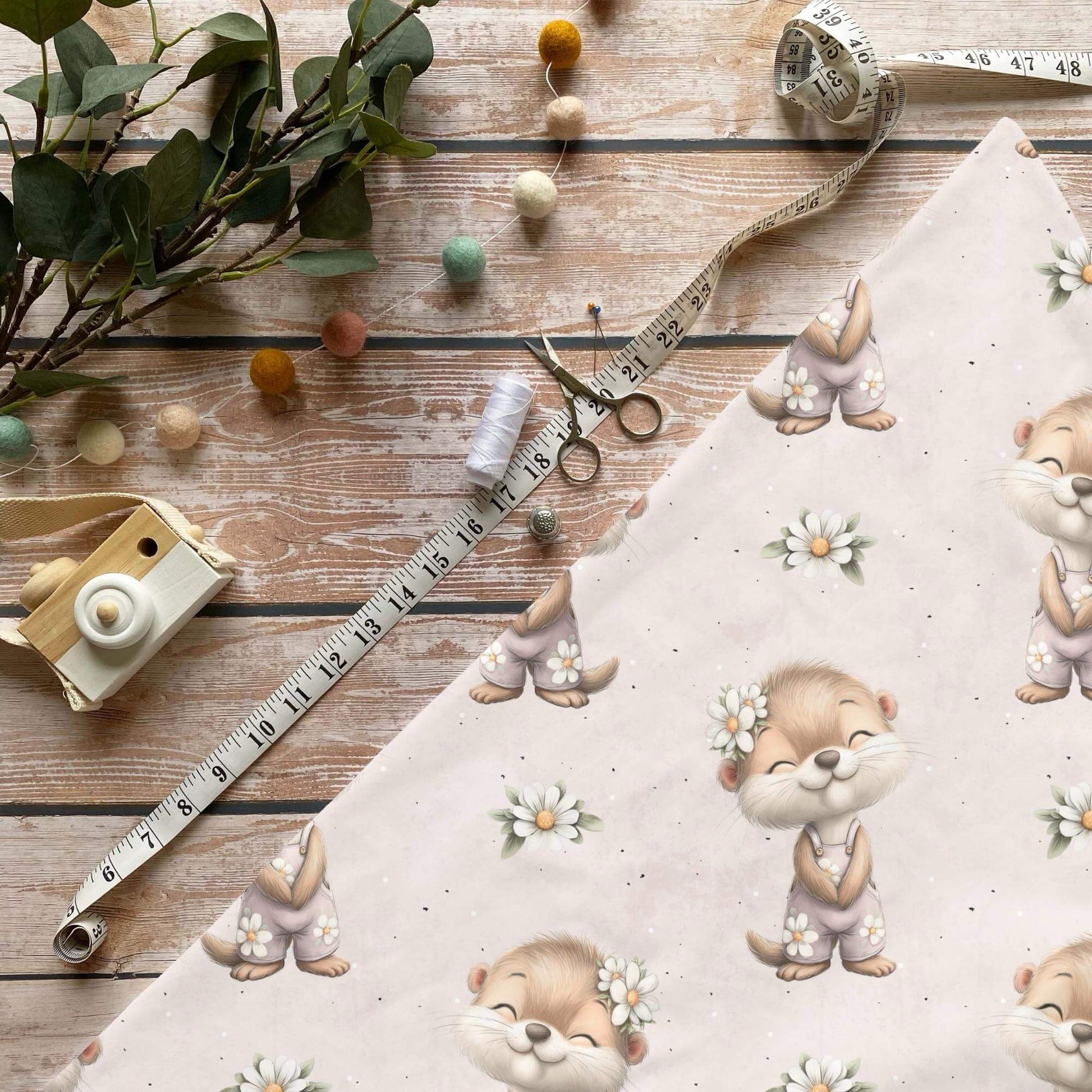 Blütenotter Stoff Meterware mit süßem Otter und Gänseblumen auf Jersey French Terry Baumwolle
