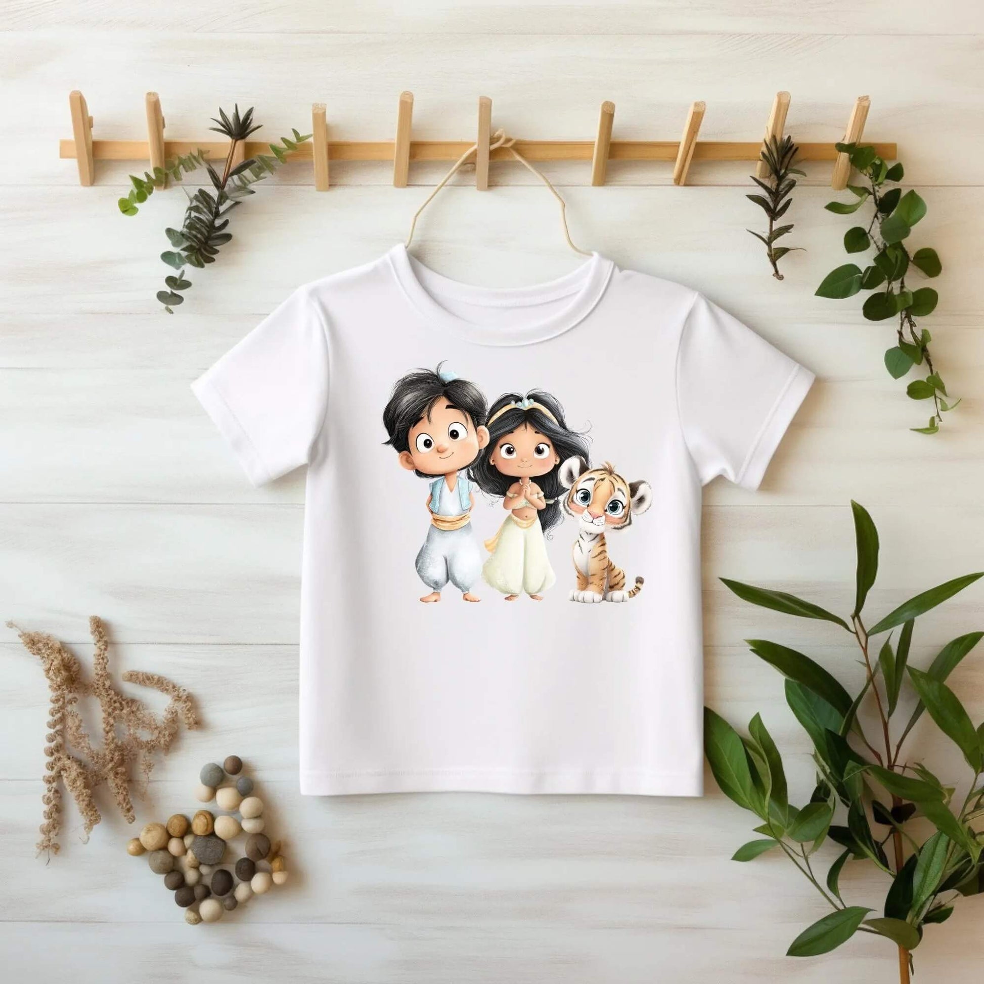 Niedliches Bügelmotiv Arabische Freunde mit Tigerbaby für Kinderkleidung

