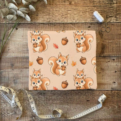 Herbstlicher Kinderstoff Eichhörnchenliebe auf Jersey, French Terry und Baumwolle mit süßen Eichhörnchen
