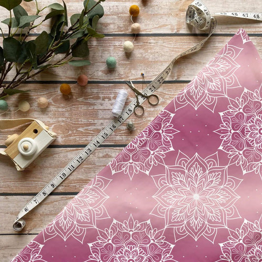 Lotuszauber Mandala Stoff Meterware in Magenta, OEKO-TEX 100 Jersey Boho Stoff für Mode und Wohnaccessoires