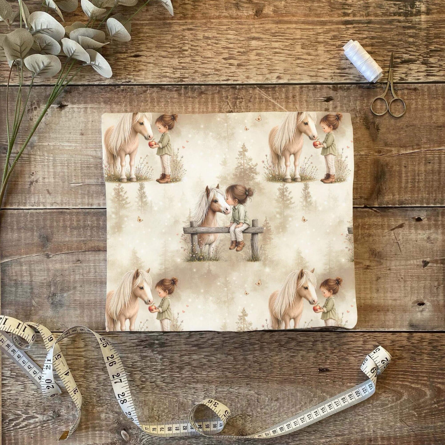 Mädchen & Pony Beige Badestoff UV50+ – saisonaler Kinderstoff für Sommerprojekte
