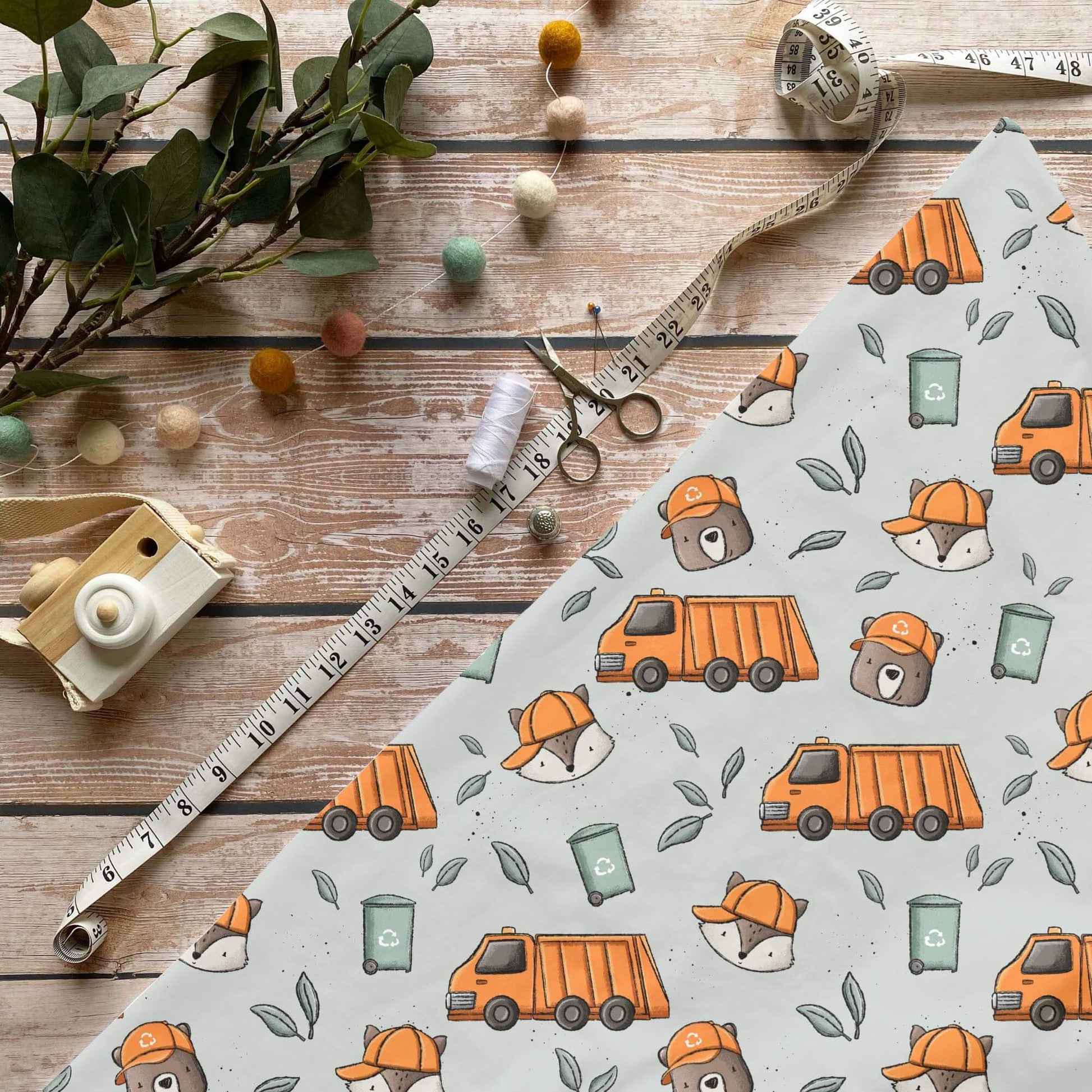 Müllauto Orange French Terry Stoff mit Recycling-Motiv und Tieren auf grauem Hintergrund