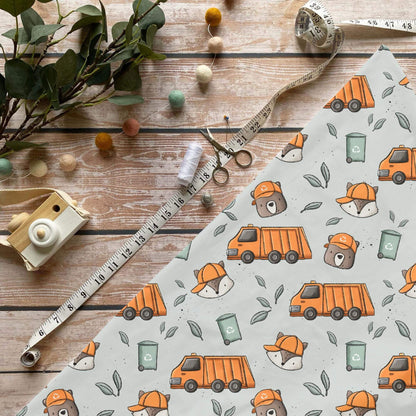 Müllauto Orange French Terry Stoff mit Recycling-Motiv und Tieren auf grauem Hintergrund