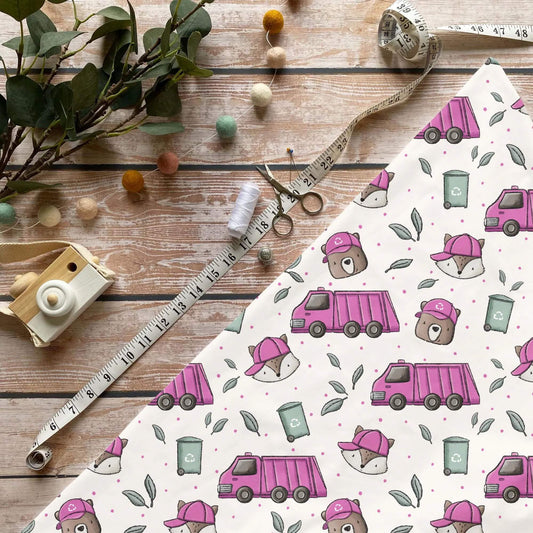Müllauto Pink French Terry Stoff mit Recycling-Motiv und Tieren auf hellem Hintergrund