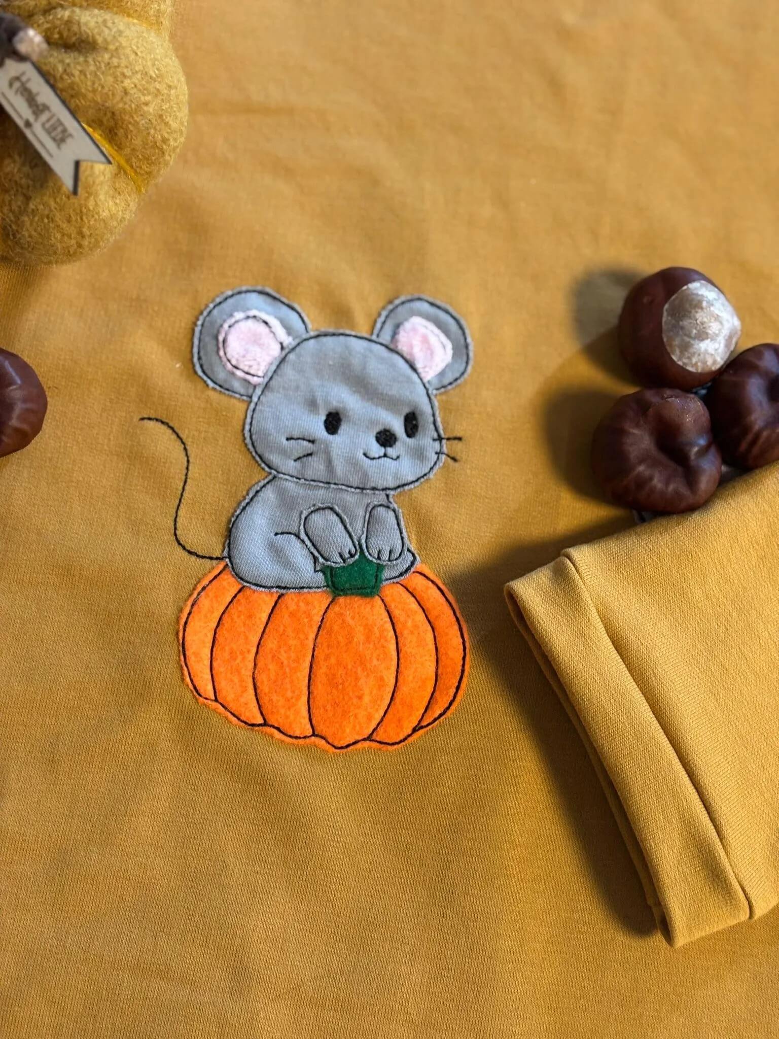 Stickdatei Herbstmaus auf Kürbis – digitaler Download für Babykleidung