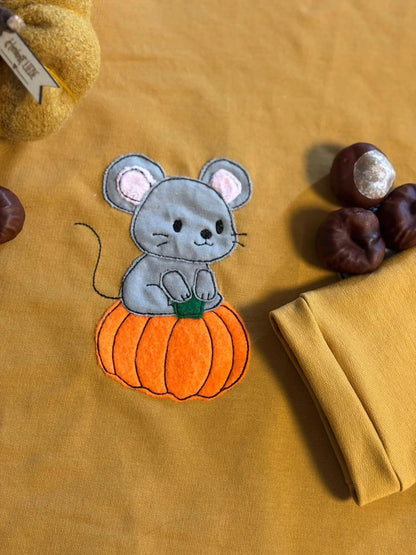 Stickdatei Herbstmaus auf Kürbis – digitaler Download für Babykleidung