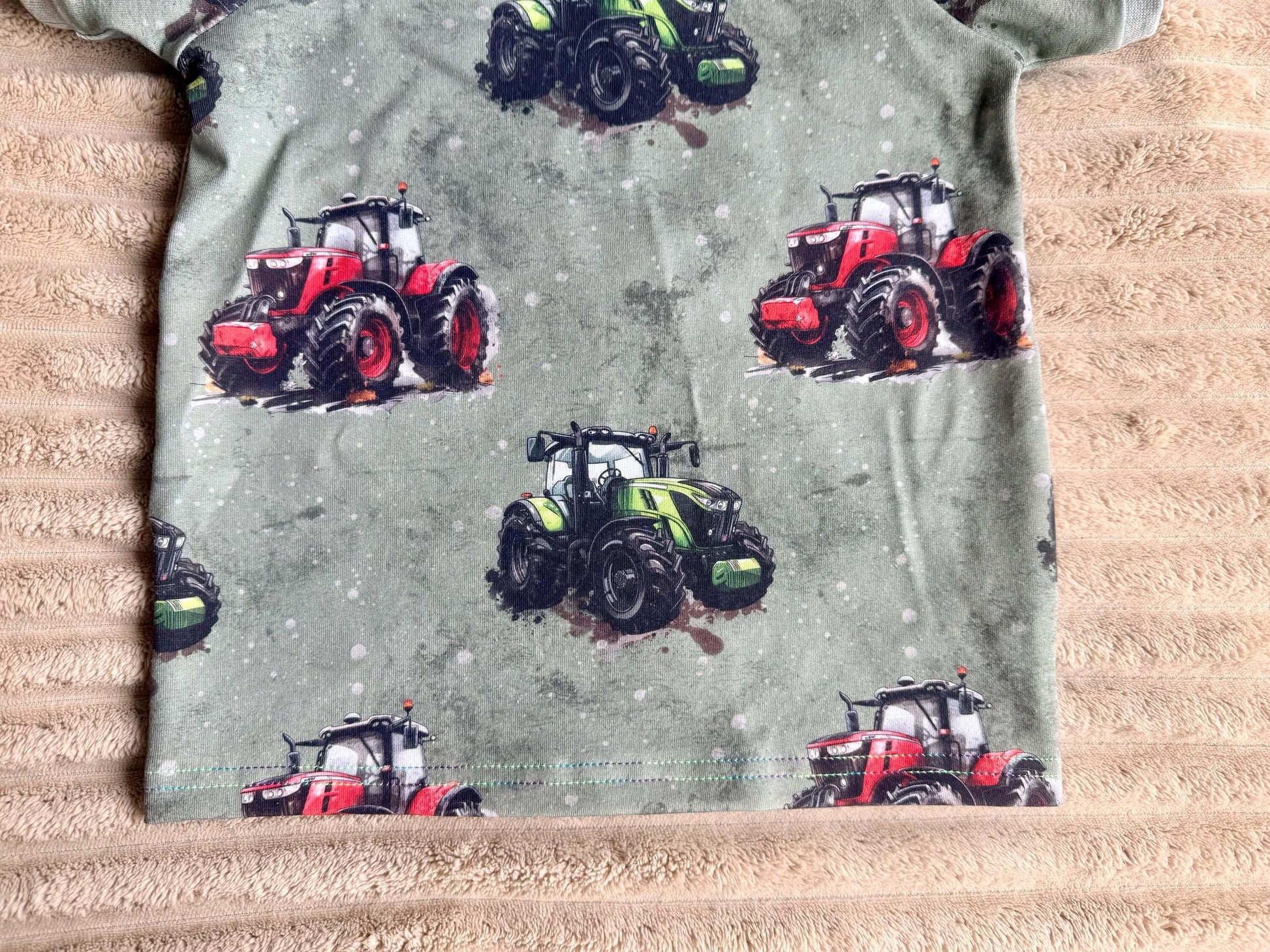 Handmade Kinder T-Shirt mit roten und grünen Traktoren
