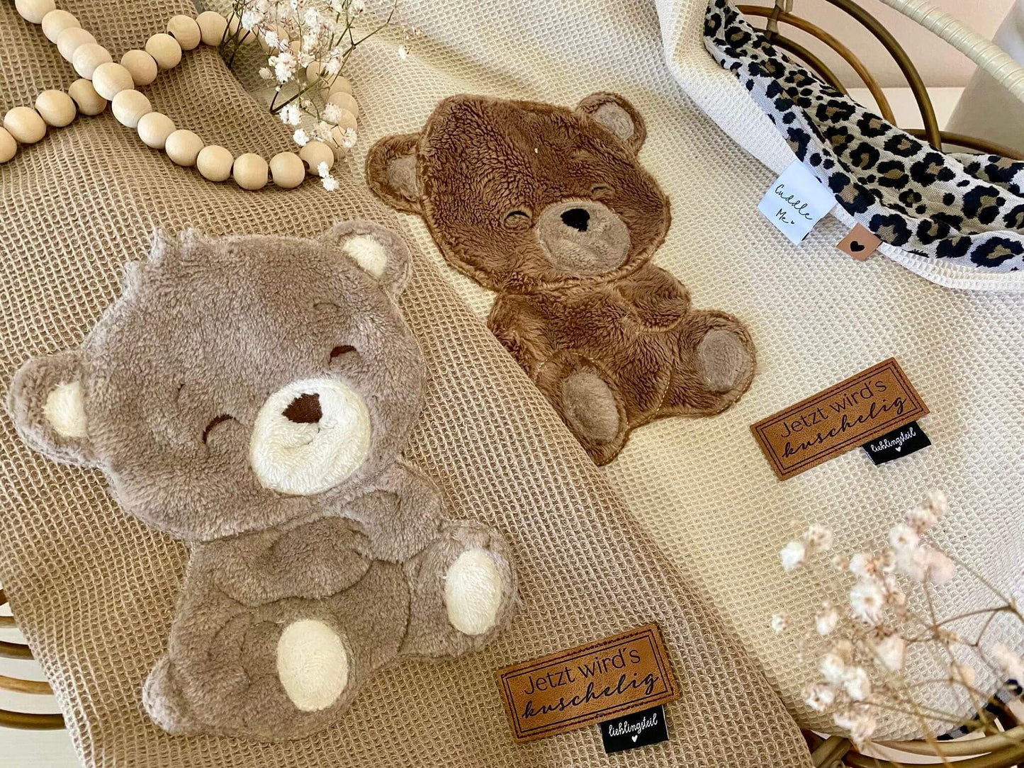 Stickdatei Bär auf weichem Stoff mit Blumen und Holzperlen – liebevolles Design für Babylabel