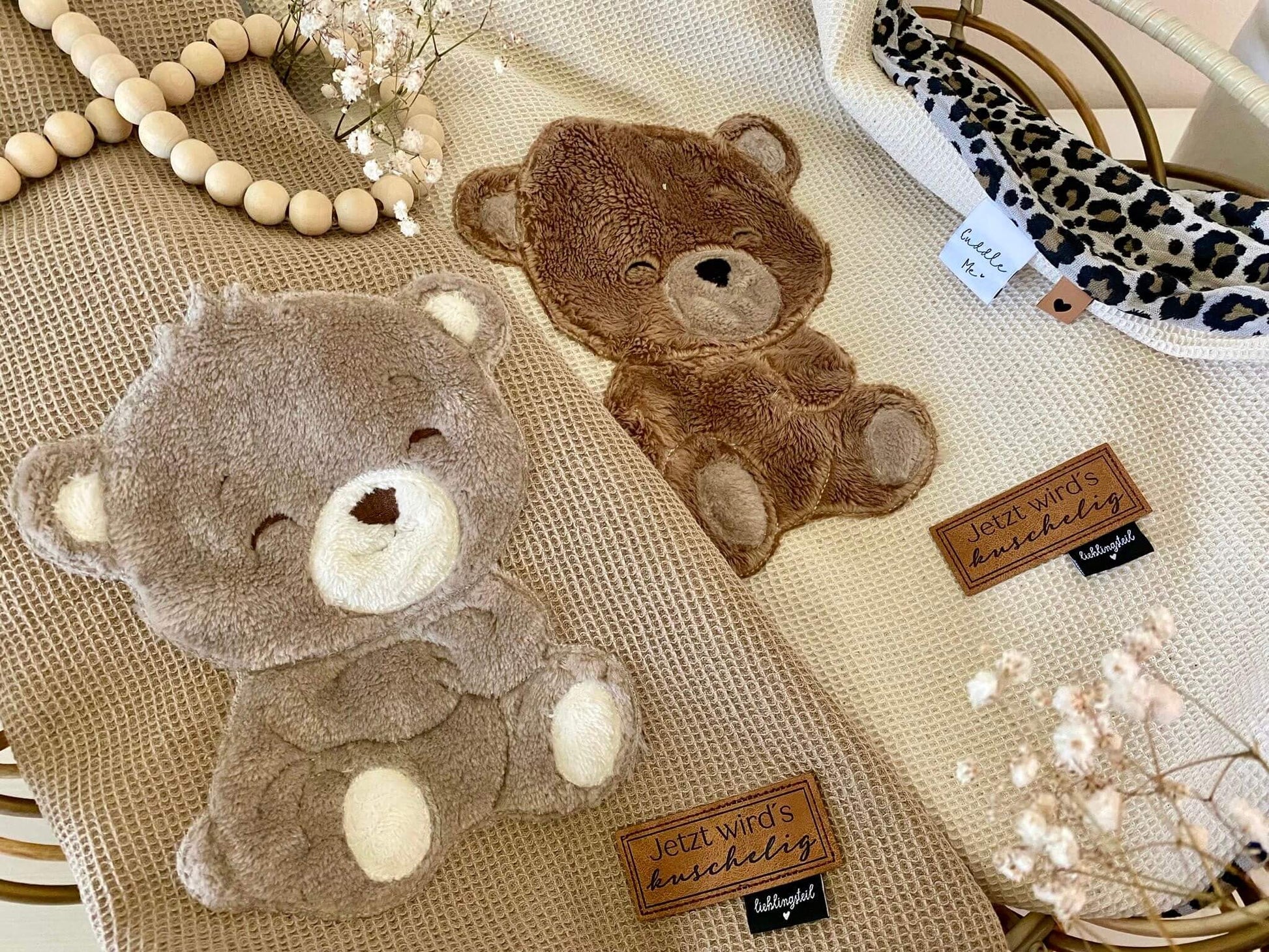 Stickdatei Bär auf weichem Stoff mit Blumen und Holzperlen – liebevolles Design für Babylabel