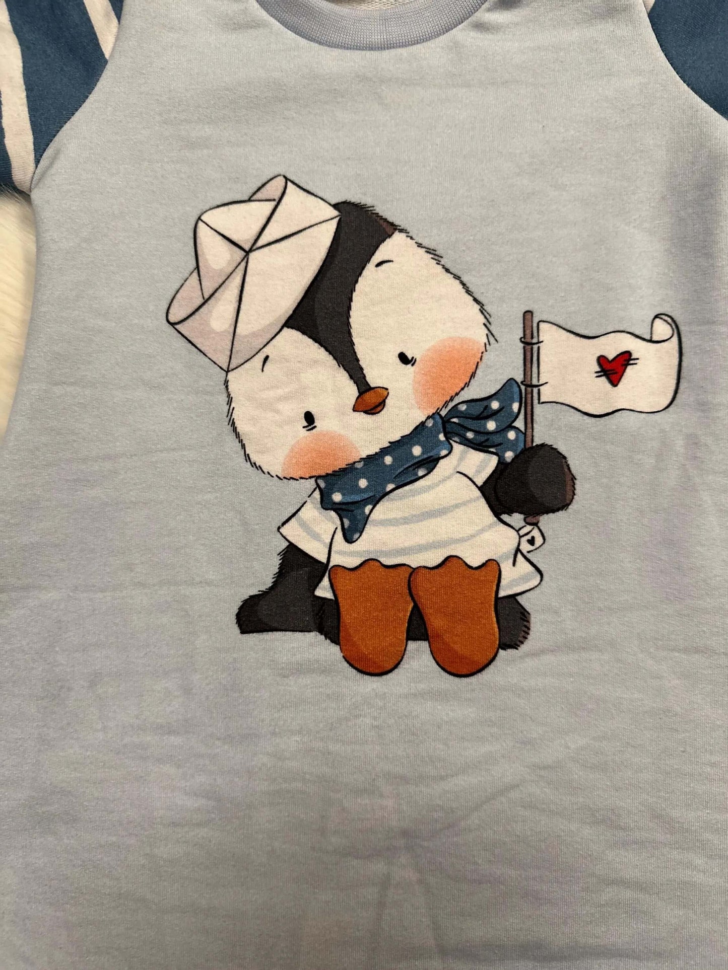 Detailaufnahme Pinguin Motiv Kinderkleid French Terry
