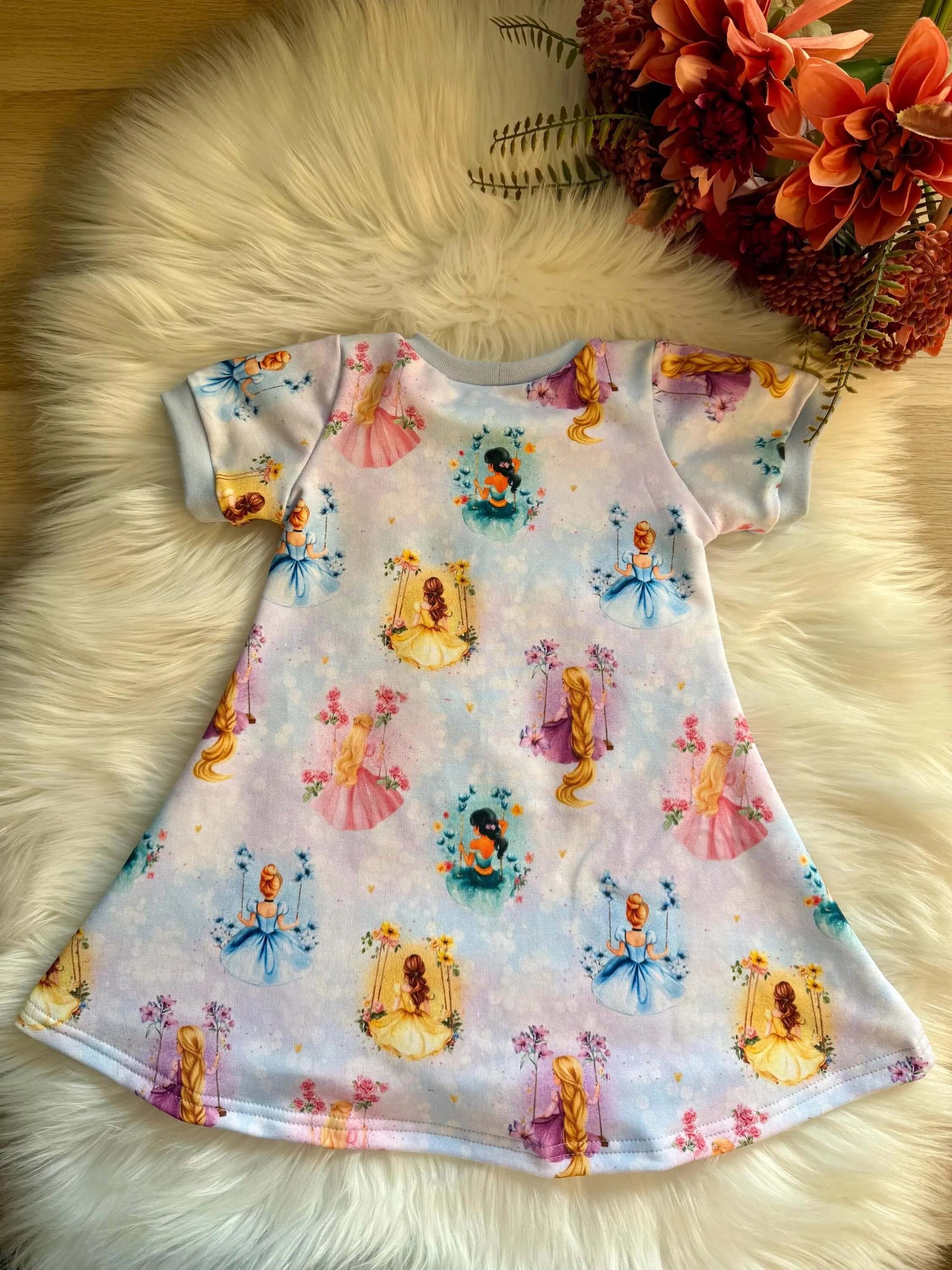 Detailaufnahme Kinderkleid Prinzessinnen Muster French Terry Stoff
