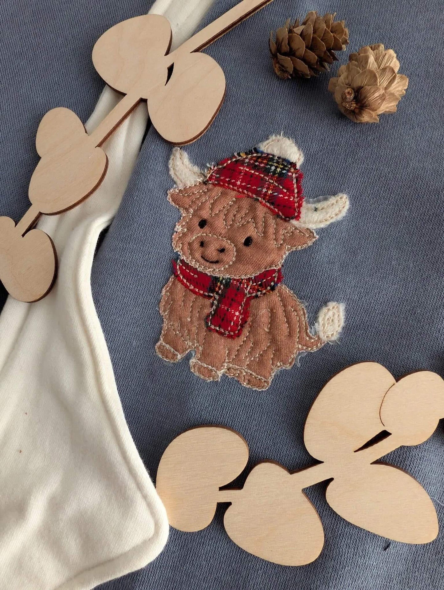 Winterliches Rind Stickmuster – perfekt für festliche Handmade Kleidung