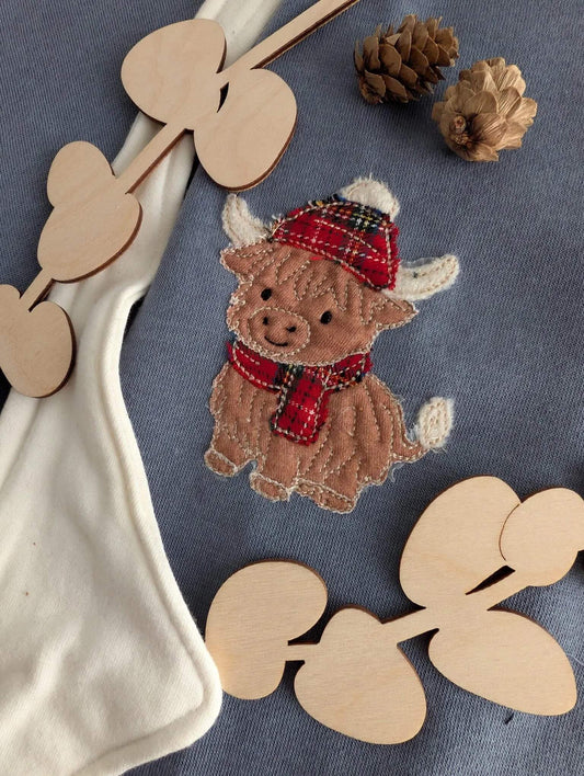 Winterliches Rind Stickmuster – perfekt für festliche Handmade Kleidung