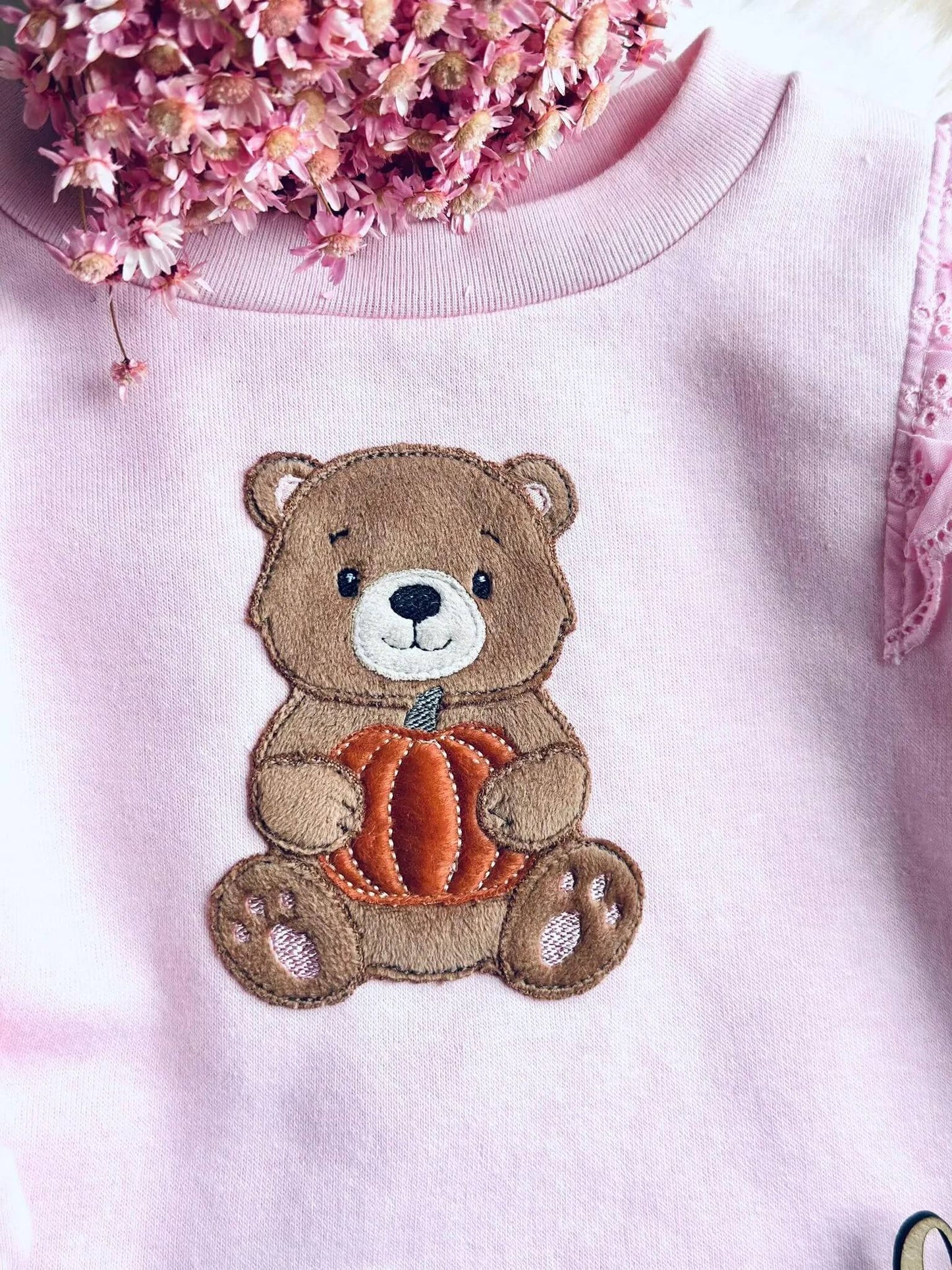 Bär Stickmuster mit Kürbis – perfekt für Handmade Kleidung im Herbst