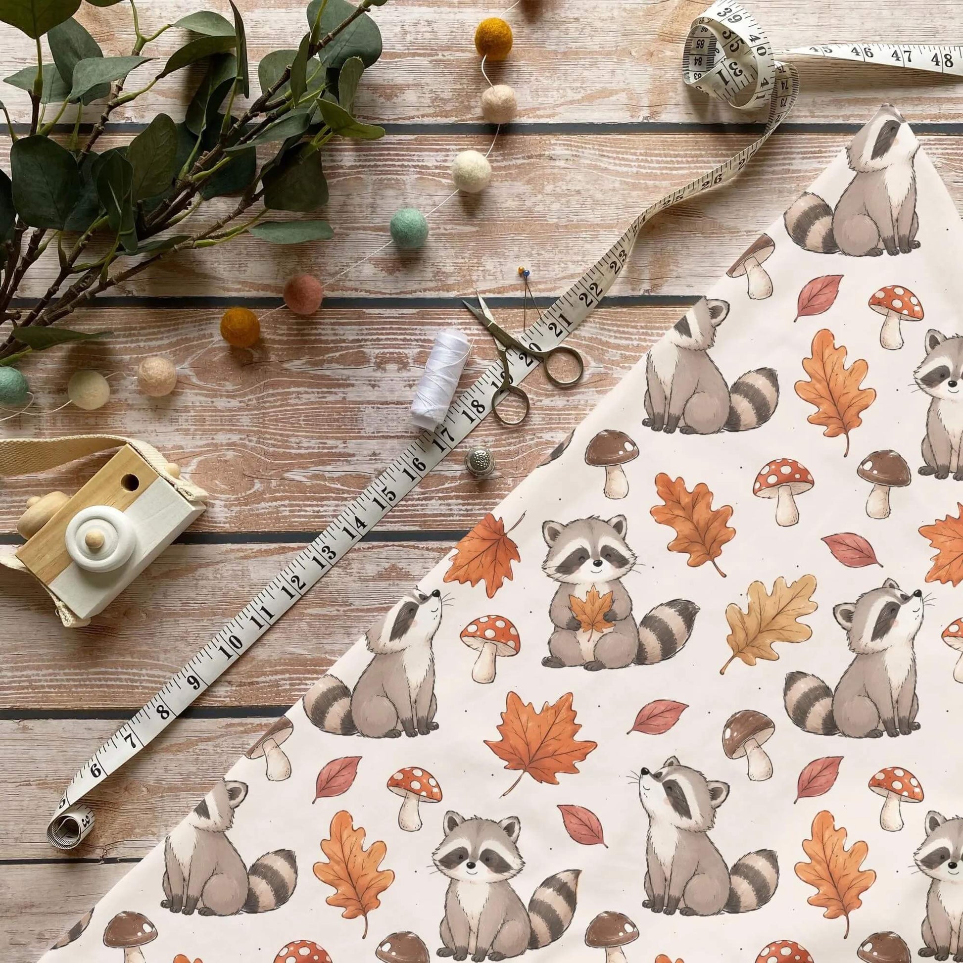 Herbstzauber Waschbär Stoff Meterware Kinderstoff mit Herbstblättern und Pilzen
