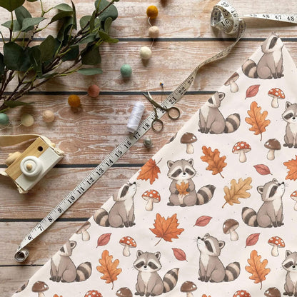 Herbstzauber Waschbär Stoff Meterware Kinderstoff mit Herbstblättern und Pilzen
