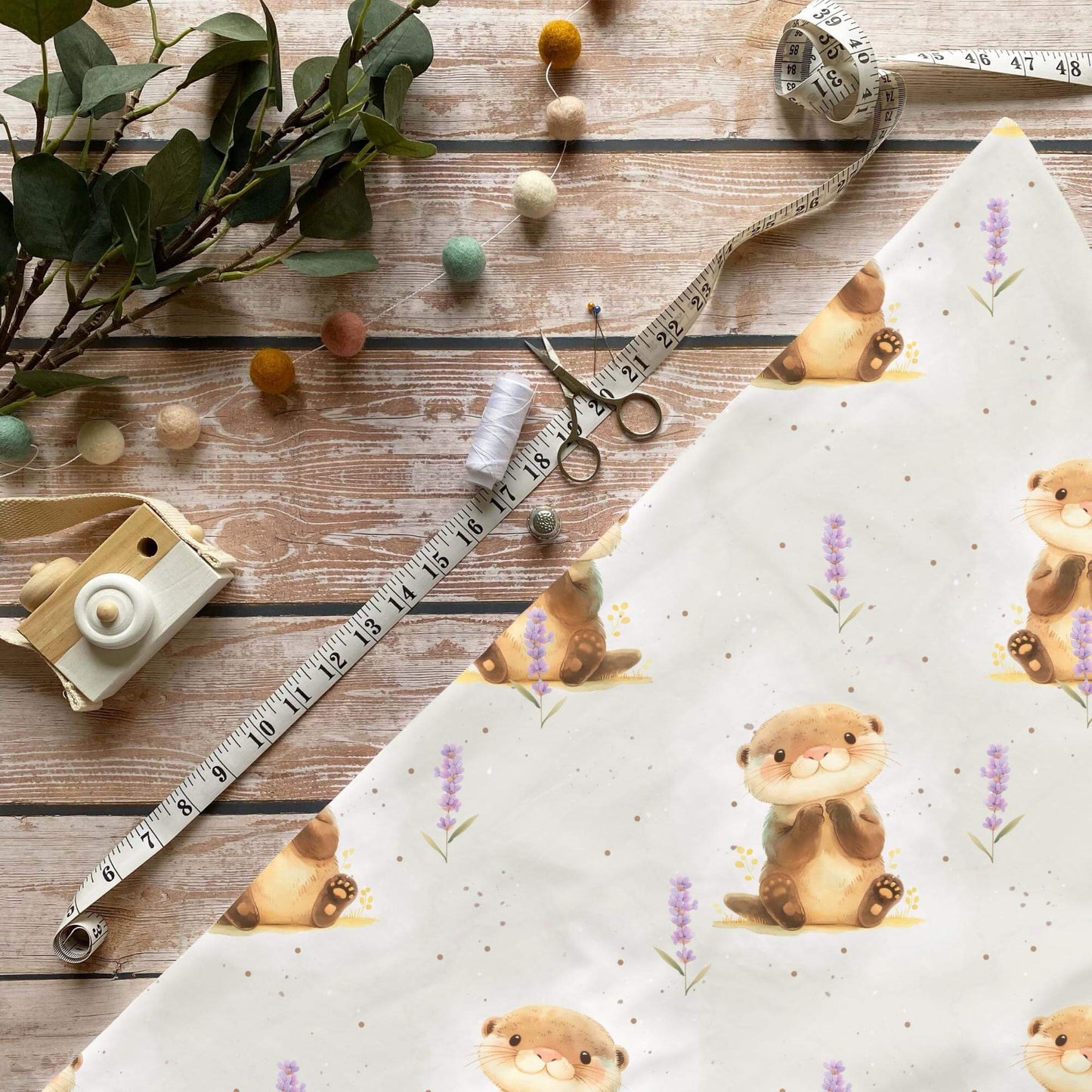 Otter Baumwollstoff mit Tiermotiv und Lavendelblüten auf hellem Hintergrund