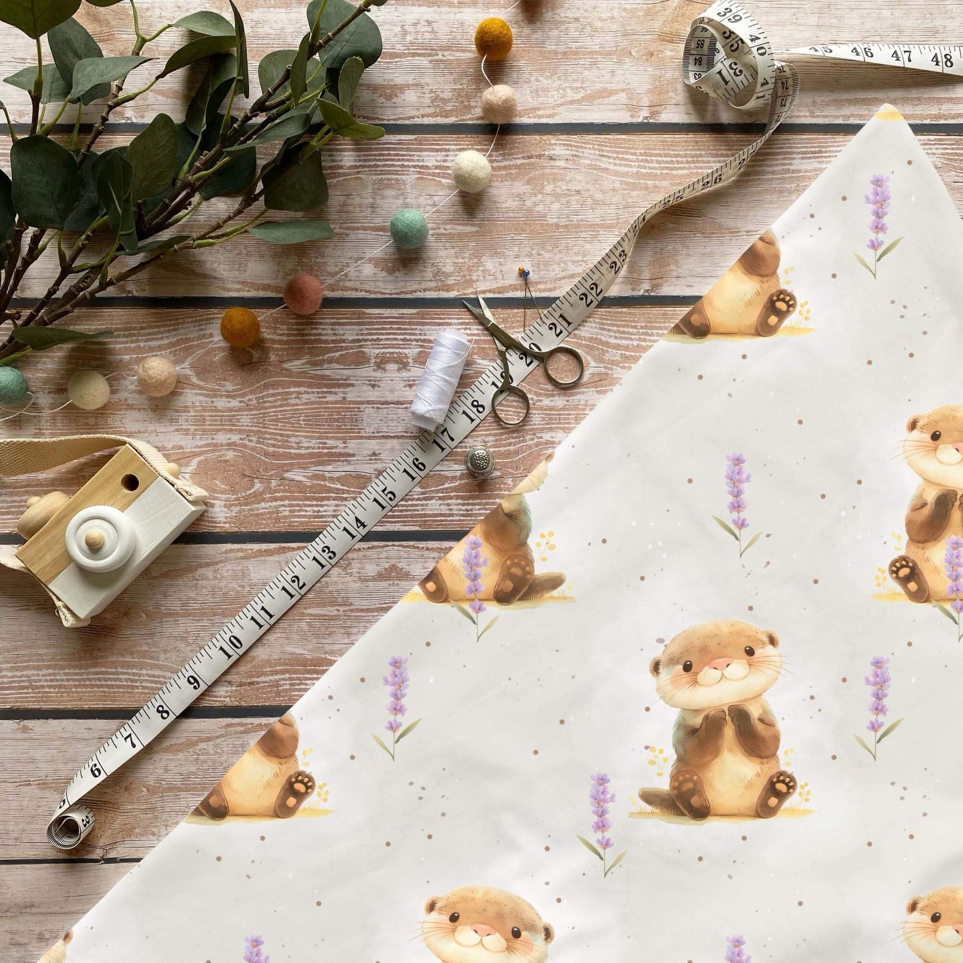 Otter Baumwollstoff mit Tiermotiv und Lavendelblüten auf hellem Hintergrund