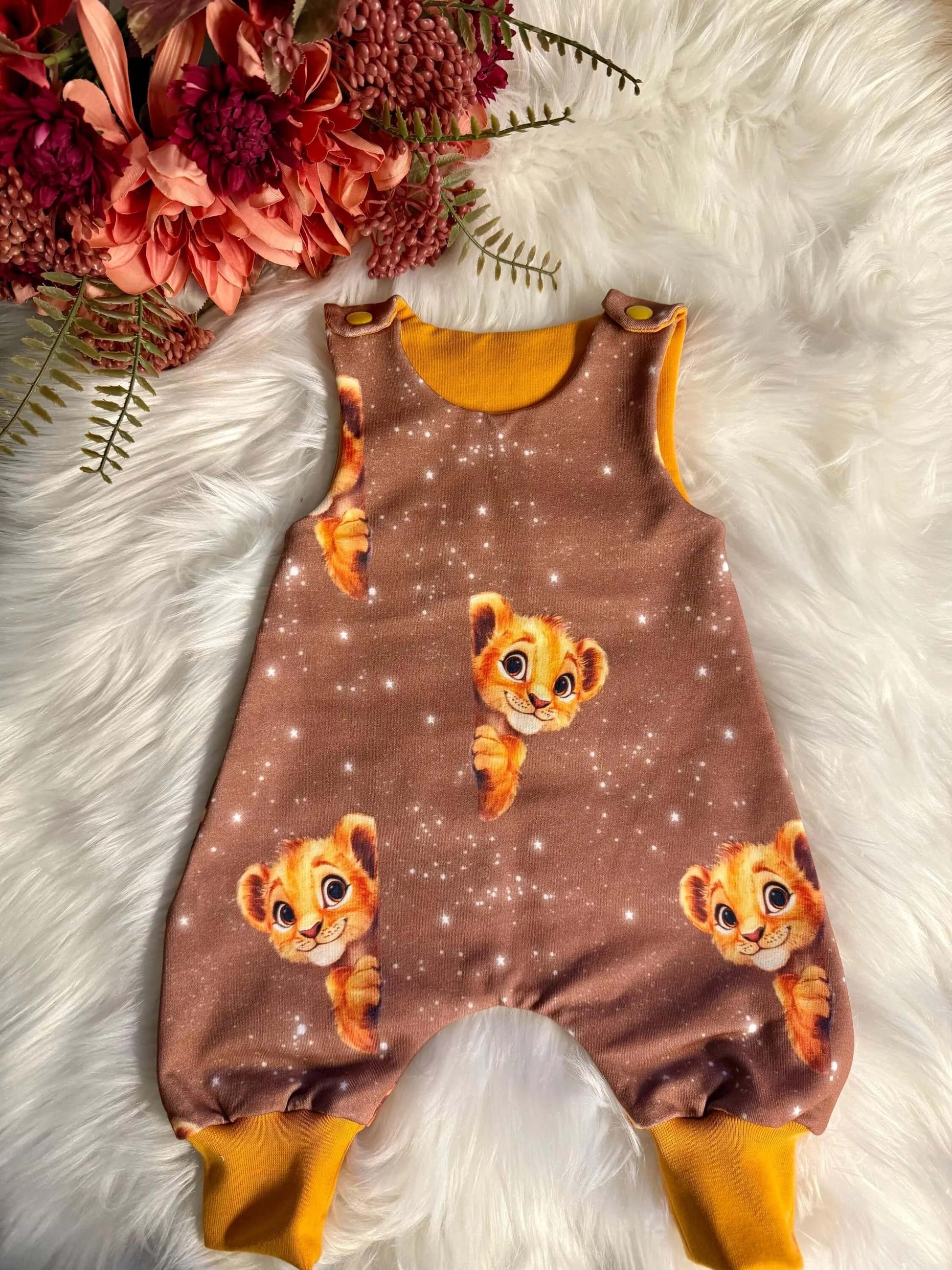Baby Strampler mit Tiger Motiv und gelbem Stoffdetail